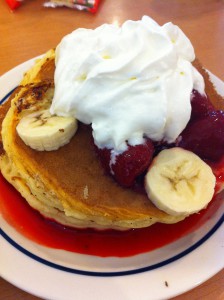 Ihopで食べるアメリカの大きめパンケーキ