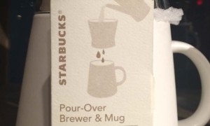 ドリップコーヒーを作る器具を、英語では「Pour Over」と言います。