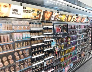 Walgreens MAYBELLINE のコスメ売り場