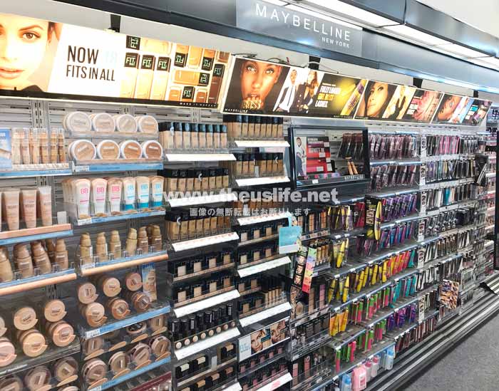 Walgreens MAYBELLINE のコスメ売り場