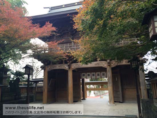 健軍神社の入口を裏から