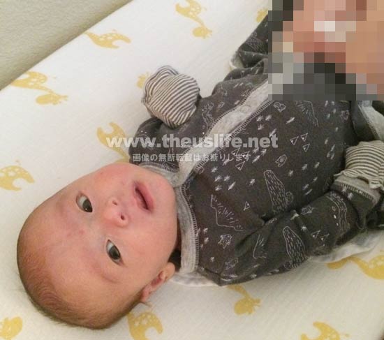 生後一ヶ月の日米ハーフの一重まぶたの赤ちゃんの顔