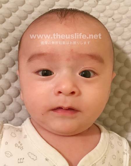 生後三ヶ月の日米ハーフの片目だけ二重まぶたの赤ちゃんの顔