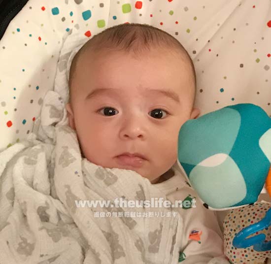生後三ヶ月の日米ハーフの両目二重まぶたになった赤ちゃんの顔