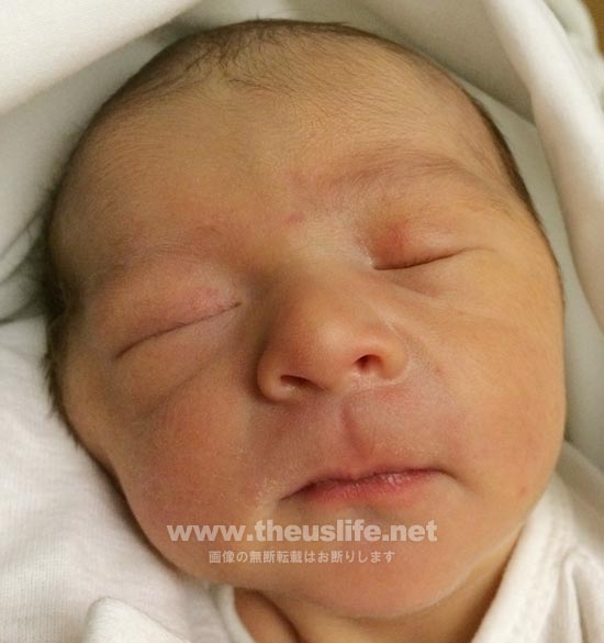 生まれた直後の日米ハーフの一重まぶたの赤ちゃんの顔