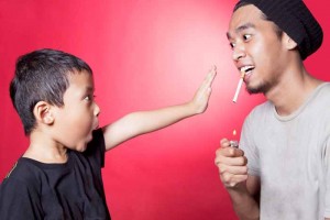 子供の前で喫煙を促すイメージ