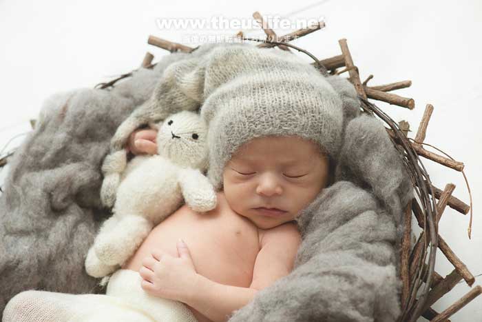 ニューボーンフォトで撮影したカゴの中の赤ちゃん