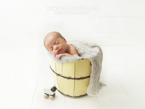 ニューボーンフォトで撮影したバケツに入った可愛い赤ちゃん