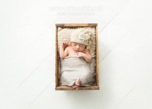 ニューボーンフォトで撮影した箱に入った赤ちゃん