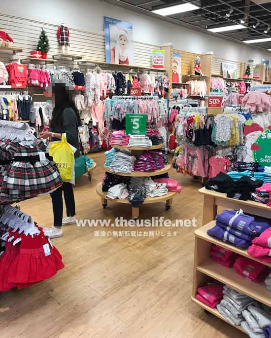 Carter'sの子供服売り場（女の子）店内の様子