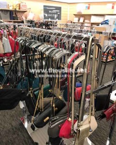 Nordstrom Rack の Mark Jacobs バッグ売り場