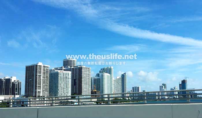 マイアミのビーチにビルが建ち並ぶ風景